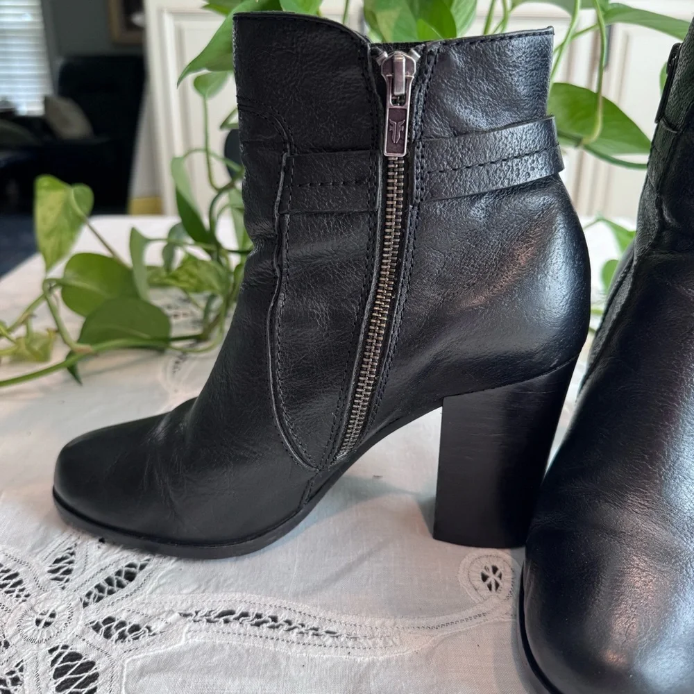 Frye Parker D  Black Leather stacked heel Boots size 8M - Picture 7 of 9